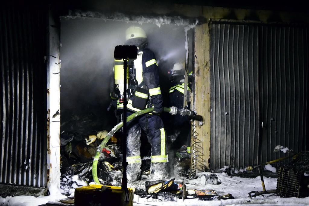 Feuer Hinterhof Garagen Koeln Hoehenberg Olpenerstr P069.JPG - Miklos Laubert